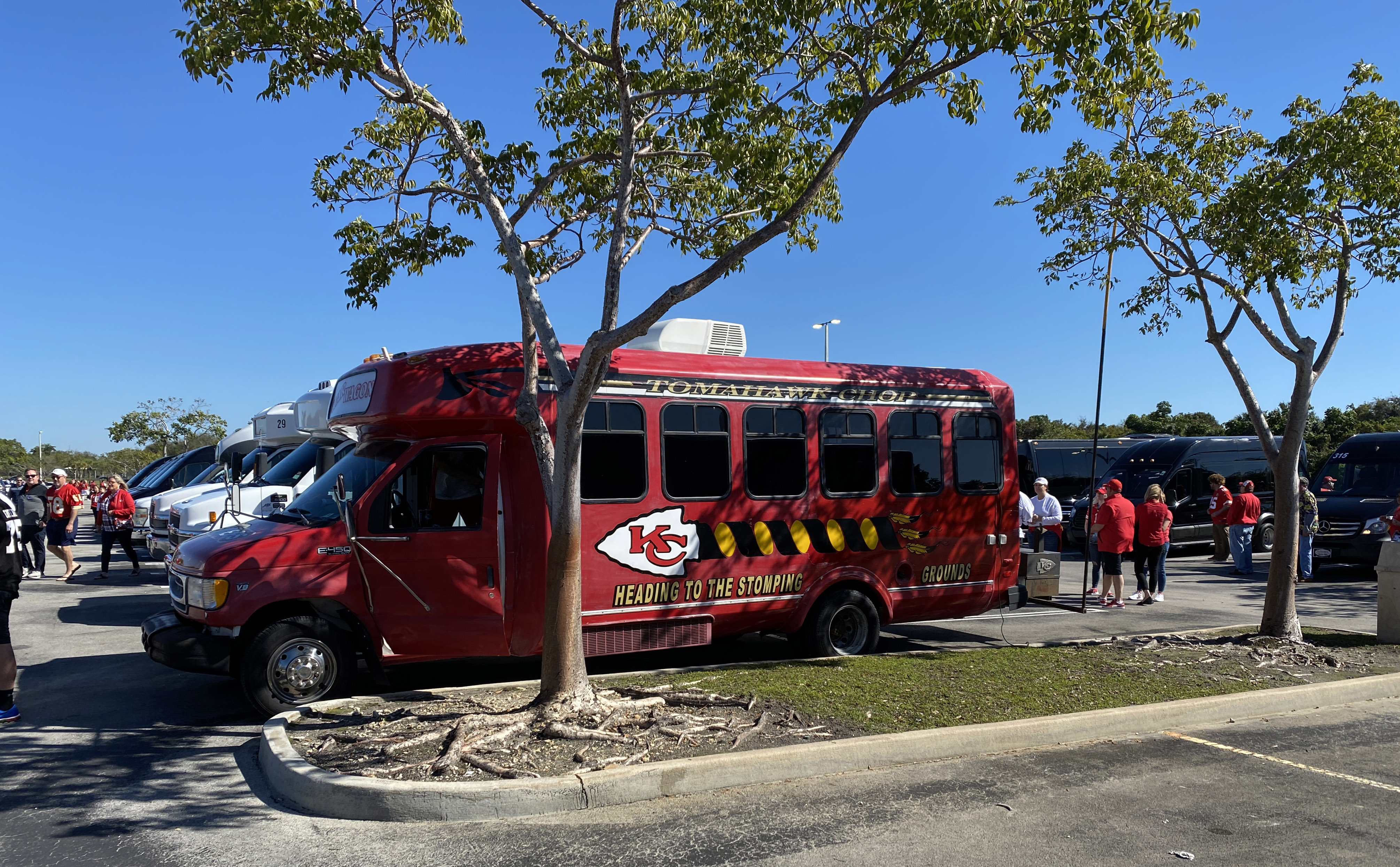 Kansas_City_Chiefs_fan_bus