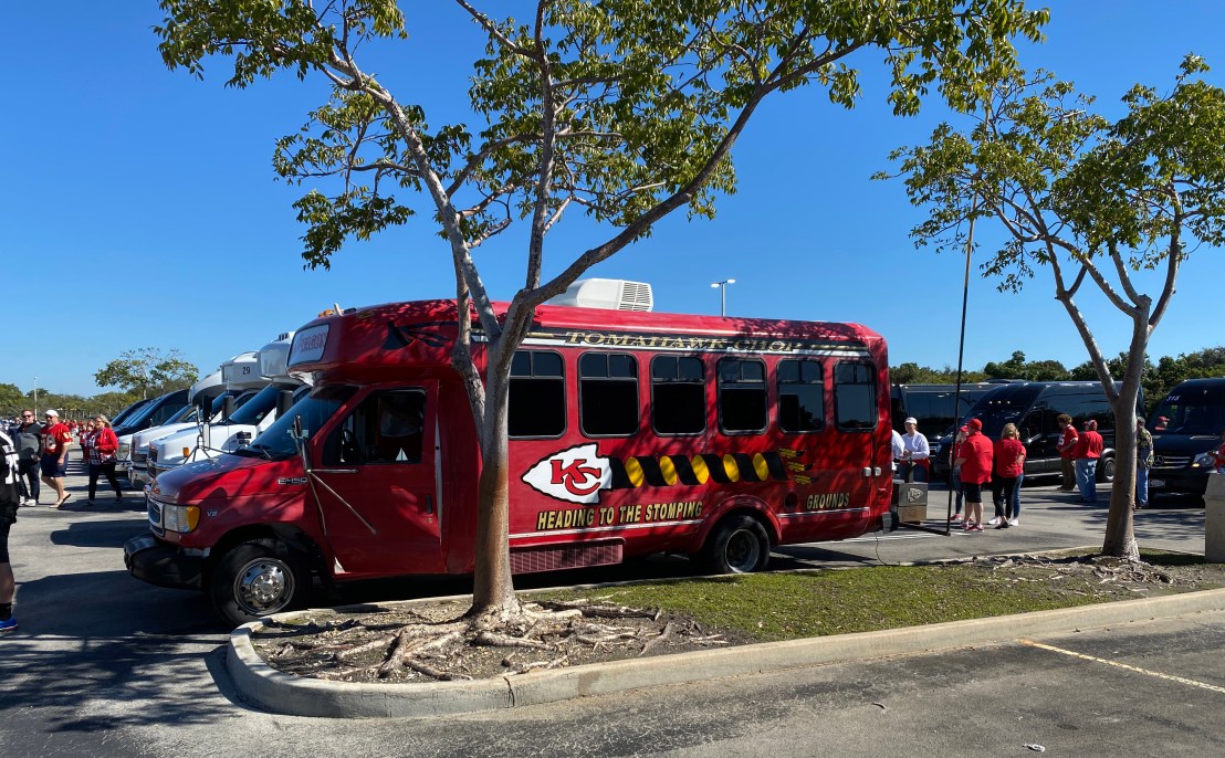 Kansas_City_Chiefs_fan_bus