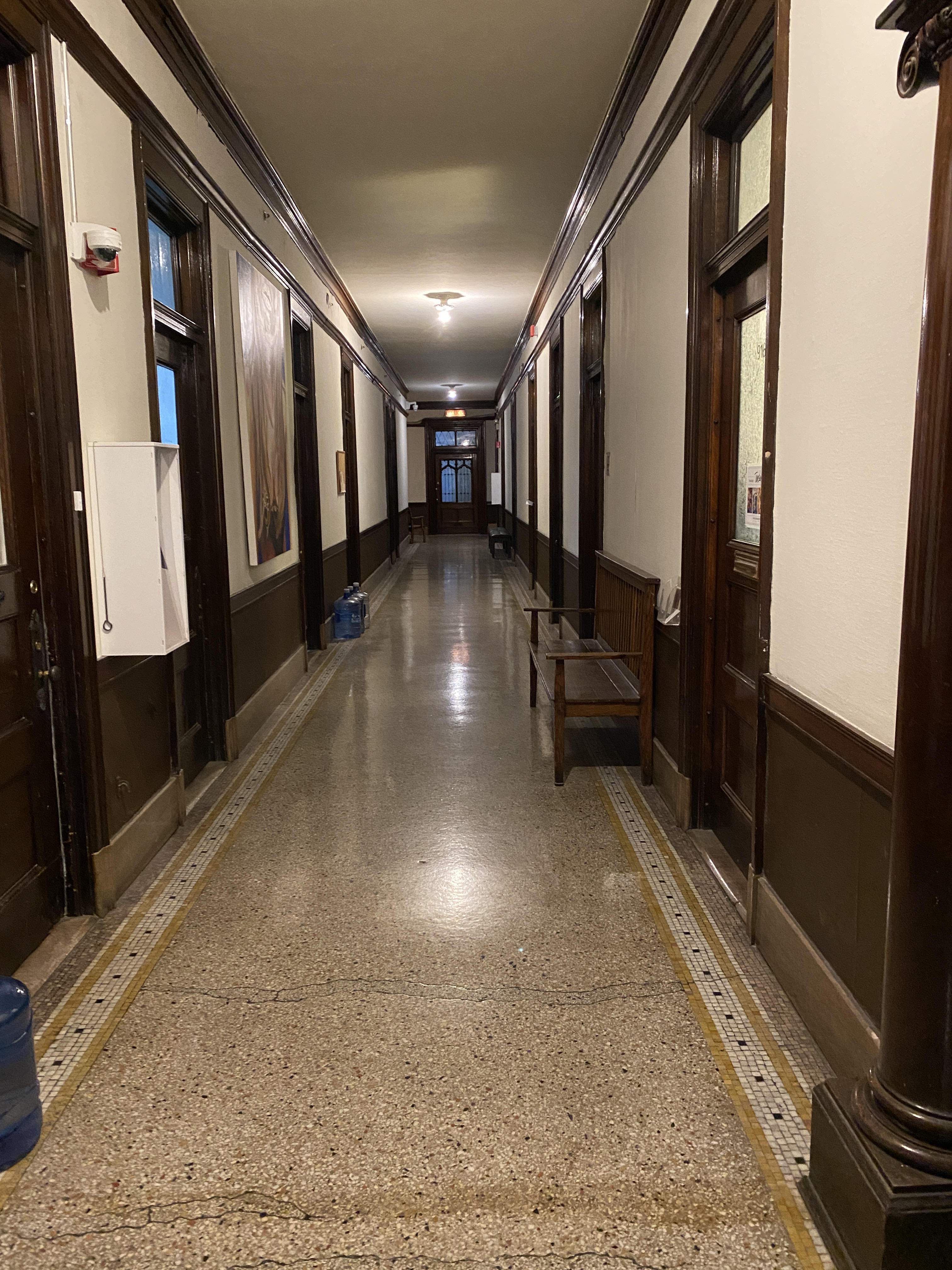 Hallway_ninth_floor_Fine_Arts_Building_Chicago